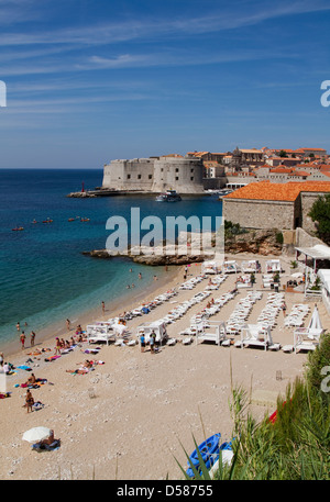 La città di Dubrovnik beach con il vecchio porto in background, Croazia Foto Stock