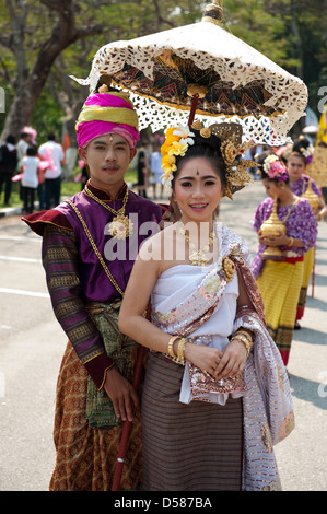 Chiang Rai, Thailandia, studenti coppia di Rajabhat University in costume Foto Stock