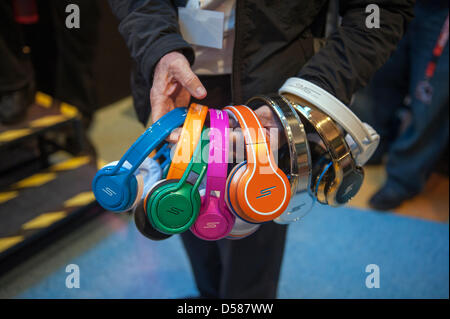 Berlino, Germania. Il 26 marzo 2013. 50 centesimi e Media Markt presente la notizia 'SMS' collezione di cuffie firma autografi in Alexa Shopping Centre di Berlino. Credito: Credito: Gonçalo Silva/Alamy Live News Foto Stock