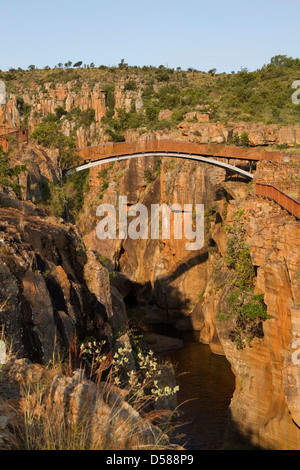 Il Footbridge oltre il Fiume Blyde AD Bourke's Luck buche in Mpumlanga, Sud Africa Foto Stock