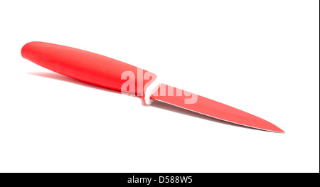 Rosso coltelli in ceramica collocati su uno sfondo bianco. Foto Stock
