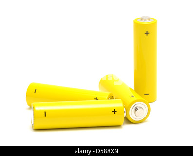 Giallo formato AA batterie poste su uno sfondo bianco. Foto Stock