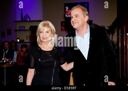 Sabine Postel e Hubertus Meyer Burckhardt sulla TV tedesca mostra 'NDR Talk Show - Die Weihnachtsfeier' all'Atelier 2 studios. Foto Stock