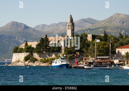 Campanile di una chiesa nella città di Lopud sull'isola di Lopud, Croazia Foto Stock