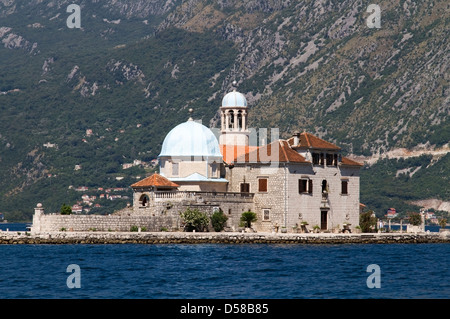 Nostra Signora della roccia isola vicino a Perast nella Baia di Kotor; Montenegro Foto Stock