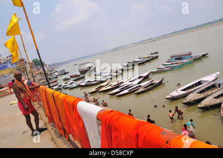 Vista del fiume Gange dal principale ghat di Varanasi Foto Stock