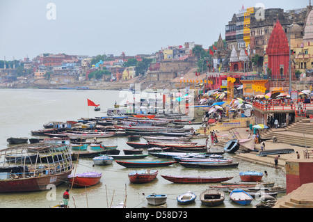 Vista principale Dasaswamedh ghat di Varanasi Foto Stock