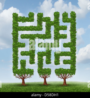 Sfide crescenti come un concetto di business del futuro complicato rischi finanziari in avanti con un gruppo di alberi a forma di un labirinto o labirinto su un Cielo di estate. Foto Stock