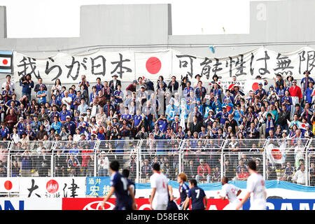 Amman, Giordania. Il 26 marzo 2013. Giappone ventole (JPN), 26 marzo 2013 - Calcio : Coppa del Mondo FIFA Brasile 2014 Qualificatore asiatici round finale, Gruppo B match tra la Giordania 2-1 Giappone presso il re Abdullah Bin-Al-Hussein allo stadio di Amman, Giordania. (Foto di D.Nakashima/AFLO/Alamy Live News) Foto Stock