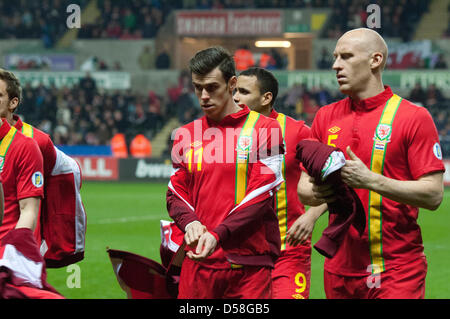 Swansea, Regno Unito. Il 26 marzo 2013. 2014 FIFA World Cup Qualifier - Galles v Croazia - Swansea - 26 Marzo 2013 : Gareth Bale del Galles con il compagno di squadra James Collins.Credit: Phil Rees / Alamy Live News Foto Stock