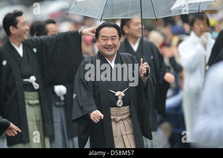 Tokyo, Giappone. Il 27 marzo 2013. Mar 27, 2013 : attori Kabuki durante una parata sotto la pioggia attraverso la strada principale di Tokyo il quartiere dello shopping di Ginza Mercoledì, 27 marzo 2013, in occasione della inaugurazione del nuovo teatro Kabuki. Dopo tre anni di lavori di ristrutturazione, il Teatro Majestic per il Giappone secolare di arti dello spettacolo di Kabuki aprirà le sue porte al pubblico con un tre-mese serie di più ricercata gioca. (Foto di Giu Tsukida/AFLO/Alamy Live News) Foto Stock