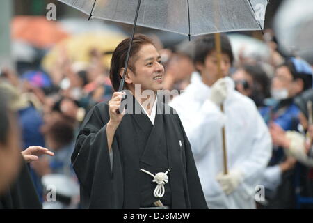 Tokyo, Giappone. Il 27 marzo 2013. Mar 27, 2013 : attori Kabuki durante una parata sotto la pioggia attraverso la strada principale di Tokyo il quartiere dello shopping di Ginza Mercoledì, 27 marzo 2013, in occasione della inaugurazione del nuovo teatro Kabuki. Dopo tre anni di lavori di ristrutturazione, il Teatro Majestic per il Giappone secolare di arti dello spettacolo di Kabuki aprirà le sue porte al pubblico con un tre-mese serie di più ricercata gioca. (Foto di Giu Tsukida/AFLO/Alamy Live News) Foto Stock