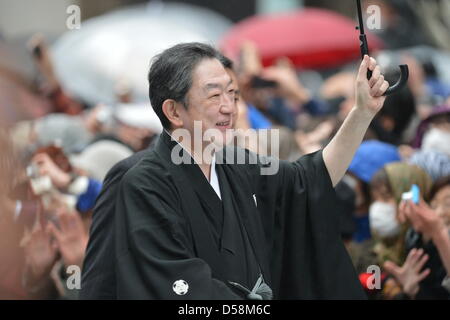 Tokyo, Giappone. Il 27 marzo 2013. Mar 27, 2013 : attori Kabuki durante una parata sotto la pioggia attraverso la strada principale di Tokyo il quartiere dello shopping di Ginza Mercoledì, 27 marzo 2013, in occasione della inaugurazione del nuovo teatro Kabuki. Dopo tre anni di lavori di ristrutturazione, il Teatro Majestic per il Giappone secolare di arti dello spettacolo di Kabuki aprirà le sue porte al pubblico con un tre-mese serie di più ricercata gioca. (Foto di Giu Tsukida/AFLO/Alamy Live News) Foto Stock