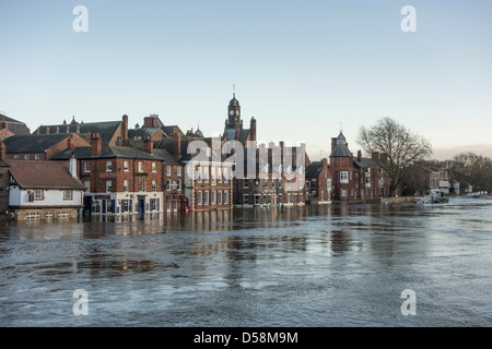 Fiume Ouse in alluvione presso il King's Staith area in York, North Yorkshire. Foto Stock