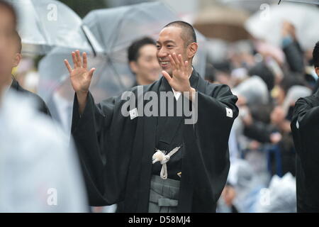 Tokyo, Giappone. Il 27 marzo 2013. Mar 27, 2013 : attori Kabuki durante una parata sotto la pioggia attraverso la strada principale di Tokyo il quartiere dello shopping di Ginza Mercoledì, 27 marzo 2013, in occasione della inaugurazione del nuovo teatro Kabuki. Dopo tre anni di lavori di ristrutturazione, il Teatro Majestic per il Giappone secolare di arti dello spettacolo di Kabuki aprirà le sue porte al pubblico con un tre-mese serie di più ricercata gioca. (Foto di Giu Tsukida/AFLO/Alamy Live News) Foto Stock