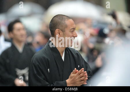 Tokyo, Giappone. Il 27 marzo 2013. Mar 27, 2013 : attori Kabuki durante una parata sotto la pioggia attraverso la strada principale di Tokyo il quartiere dello shopping di Ginza Mercoledì, 27 marzo 2013, in occasione della inaugurazione del nuovo teatro Kabuki. Dopo tre anni di lavori di ristrutturazione, il Teatro Majestic per il Giappone secolare di arti dello spettacolo di Kabuki aprirà le sue porte al pubblico con un tre-mese serie di più ricercata gioca. (Foto di Giu Tsukida/AFLO/Alamy Live News) Foto Stock