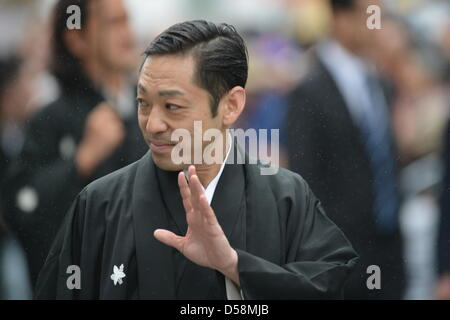 Tokyo, Giappone. Il 27 marzo 2013. Mar 27, 2013 : attori Kabuki durante una parata sotto la pioggia attraverso la strada principale di Tokyo il quartiere dello shopping di Ginza Mercoledì, 27 marzo 2013, in occasione della inaugurazione del nuovo teatro Kabuki. Dopo tre anni di lavori di ristrutturazione, il Teatro Majestic per il Giappone secolare di arti dello spettacolo di Kabuki aprirà le sue porte al pubblico con un tre-mese serie di più ricercata gioca. (Foto di Giu Tsukida/AFLO/Alamy Live News) Foto Stock