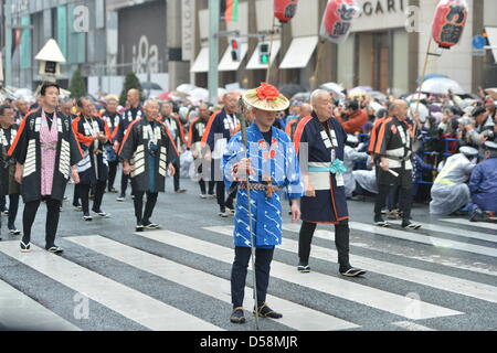 Tokyo, Giappone. Il 27 marzo 2013. Mar 27, 2013 : attori Kabuki durante una parata sotto la pioggia attraverso la strada principale di Tokyo il quartiere dello shopping di Ginza Mercoledì, 27 marzo 2013, in occasione della inaugurazione del nuovo teatro Kabuki. Dopo tre anni di lavori di ristrutturazione, il Teatro Majestic per il Giappone secolare di arti dello spettacolo di Kabuki aprirà le sue porte al pubblico con un tre-mese serie di più ricercata gioca. (Foto di Giu Tsukida/AFLO/Alamy Live News) Foto Stock