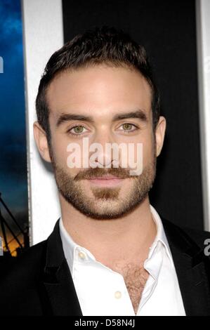 Los Angeles, California, USA. Il 26 marzo 2013. Joshua Sasse presso gli arrivi per ROGUE Premiere, Arclight Hollywood, Los Angeles, CA Marzo 26, 2013. Foto Da: Michael Germana/Everett raccolta/Alamy Live News Foto Stock