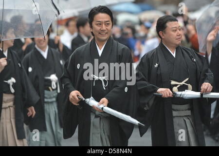 Tokyo, Giappone. Il 27 marzo 2013. Mar 27, 2013 : attori Kabuki durante una parata sotto la pioggia attraverso la strada principale di Tokyo il quartiere dello shopping di Ginza Mercoledì, 27 marzo 2013, in occasione della inaugurazione del nuovo teatro Kabuki. Dopo tre anni di lavori di ristrutturazione, il Teatro Majestic per il Giappone secolare di arti dello spettacolo di Kabuki aprirà le sue porte al pubblico con un tre-mese serie di più ricercata gioca. (Foto di Giu Tsukida/AFLO/Alamy Live News) Foto Stock