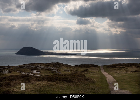 Drammatica i raggi di luce in un giorno di tempesta che si affaccia Bardsey Island - Ynys Enlli - isola di 20000 santi, Llŷn Peninsula, Galles Foto Stock