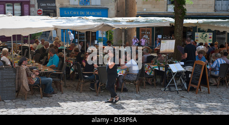 I turisti di mangiare il pranzo ,St Emilion Foto Stock