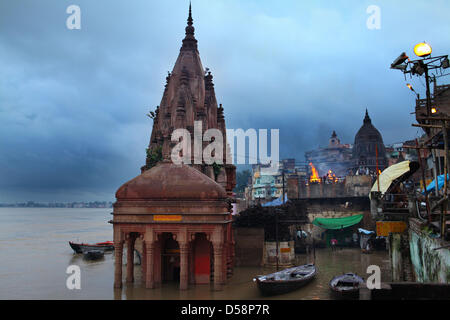 Sep 14, 2012 - Varanasi, India - La masterizzazione di Ghat di Varanasi, India erano 200-300 corpi vengono cremati un giorno e i resti sono gettate nel Gange. (Credito Immagine: © Michael Francis McElroy/ZUMAPRESS.com) Foto Stock