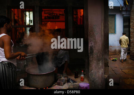 Sep 14, 2012 - Varanasi, India - Seta morendo di Varanasi (India). I prodotti chimici tossici utilizzati nella seta processo di tintura sono oggetto di pratiche di dumping nei canali di scolo e fino a fine il Gange. (Credito Immagine: © Michael Francis McElroy/ZUMAPRESS.com) Foto Stock