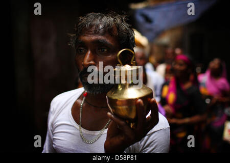 Sep 14, 2012 - India - Un adoratore porta acqua dalle rive del Gange a Varanasi. Di recente i campioni di acqua prelevati in Varanasi ha rivelato feci coliformi conta di circa 50.000 di batteri per 100 ml di acqua, 10.000% superiore a quella di standard governativo per la sicurezza del fiume bagno. Il risultato di questo tipo di inquinamento è un array di acqua di malattie tra cui il colera, epatite, tifo e dissenteria amebica. Si stima che circa l'80% di tutti i problemi di salute e un terzo dei decessi in India sono attribuibili all'acqua di malattie. (Credito Immagine: © Michael Francis McElroy/ZUMAPRESS.com) Foto Stock