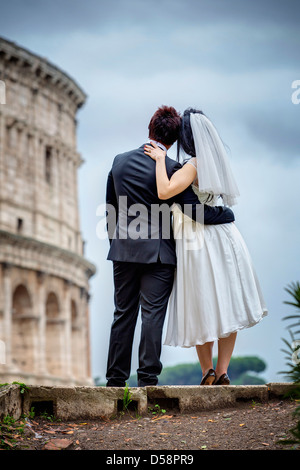 Sposa davanti al Colosseo romano Foto Stock