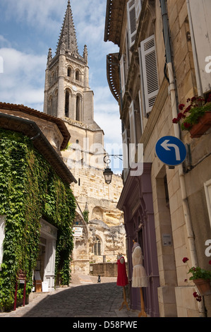 Vicolo che conduce al campanile della chiesa monolitica, St Emilion Foto Stock