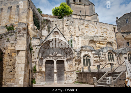 Ingresso alla chiesa monolitica,St Emilion Foto Stock