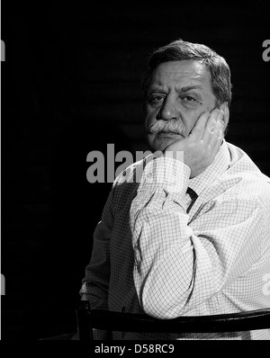 Bianco e nero ritratto di bello uomo di mezza età rialzano la testa con la mano Foto Stock