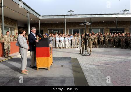 Il presidente tedesco Horst Koehler indirizzi Bundeswehr tedesca soldati in Kunduz, Afghanistan settentrionale, 21 maggio 2010. Sua moglie Eva-Luise Koehler è visibile a sinistra. Sette Bundeswehr soldati sono stati uccisi e tredici feriti in Afghanistan questo mese di aprile. È della Koehler prima visita in Afghanistan. Foto: MAURIZIO GAMBARINI Foto Stock