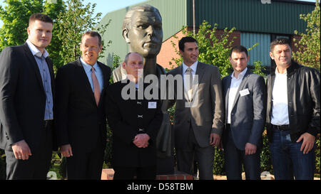 Scultore Carsten Eggers (3-L), boxer Alexander Dimitrenko (L-R), Henry Maske, Wladimir Klitschko, Alexander Alekseev e Luan Krasniqi pongono accanto alla scultura del leggendario boxer tedesco Max Schmeling (1905-2005) in Hollenstedt Tipo, Germania, 21 maggio 2010. La riprogettazione della piazza, la scultura e una scheda di informazioni sul costo di circa 60 000 euro; oltre i due terzi della somma sono stati fare Foto Stock