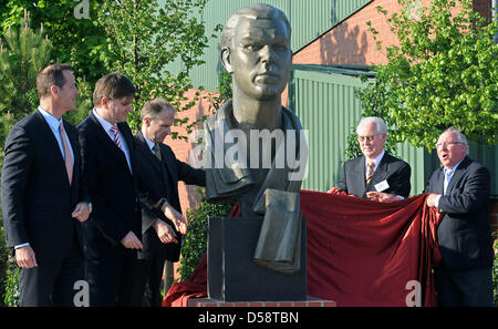 Ex pugilato tedesco campione del mondo Henry Maske (L-R), il ministro degli Interni della Bassa Sassonia Uwe Schuenemann,'Samtgemeinde' sindaco Uwe Rennwald e amici di Schmeling Herbert Woltmann e Uwe Seeler svelare la scultura del leggendario boxer tedesco Max Schmeling (1905-2005) in Hollenstedt Tipo, Germania, 21 maggio 2010. La riprogettazione della piazza, la scultura e un information board cos Foto Stock