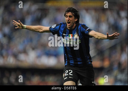 Inter's Diego Milito celebra il suo punteggio 1-0 durante la finale di UEFA Champions League FC Bayern Monaco vs FC Internazionale Milano a Santiago Bernabeu Stadium in Madrid, Spagna, 22 maggio 2010. Inter sconfitta Bayern Monaco 2-0 e ha vinto il premio 2010 Champions League. Foto: Andreas Gebert Foto Stock