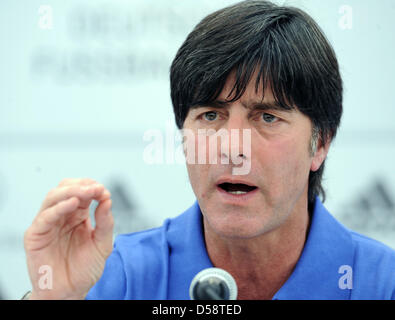 Joachim Loew, allenatore della nazionale tedesca di calcio, raffigurato in una conferenza stampa del tedesco Football Association (DFB) in Appiano, Italia, 23 maggio 2010. Il team nazionale tedesco si prepara per la prossima Coppa del Mondo FIFA 2010 in Sud Africa in un campo di addestramento in Appiano Alto Adige fino al 02 giugno 2010. Foto: BERND WEISSBROD Foto Stock