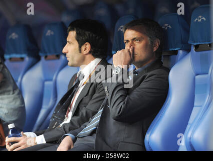 Tra la testa del coach Jose Mourinho (R) ed ex Inter player Luis Figo illustrato prima per la finale di UEFA Champions League FC Bayern Monaco vs FC Internazionale Milano a Santiago Bernabeu Stadium in Madrid, Spagna, 22 maggio 2010. Inter sconfitta Bayern Monaco 2-0 e ha vinto il premio 2010 Champions League. Foto: Andreas Gebert Foto Stock