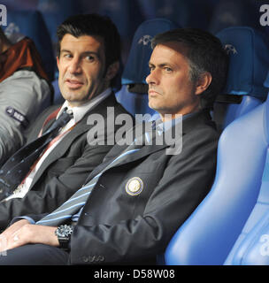 Tra la testa del coach Jose Mourinho (R) ed ex Inter player Luis Figo illustrato prima per la finale di UEFA Champions League FC Bayern Monaco vs FC Internazionale Milano a Santiago Bernabeu Stadium in Madrid, Spagna, 22 maggio 2010. Inter sconfitta Bayern Monaco 2-0 e ha vinto il premio 2010 Champions League. Foto: Andreas Gebert Foto Stock