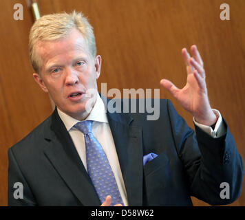 Jan Secher è presentato come nuovo CEO di Ferrostaal AG nel corso di una conferenza stampa a Essen, Germania, 25 maggio 2010. Secher riesce CEO Mitscherlich chi è stato respinto sulla corruzione oneri. Foto: ROLAND WEIHRAUCH Foto Stock