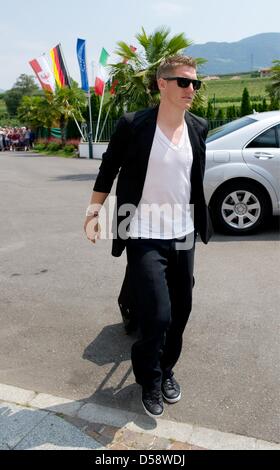 Internazionale tedesco Bastian SCHWEINSTEIGER del FC Bayern Monaco arriva al nazionale tedesco di calcio team's hotel in Appiano, Alto Adige, Italia, 26 maggio 2010. In Germania la nazionale di calcio si prepara per la Coppa del Mondo FIFA 2010 in Sud Africa nel training camp in Alto Adige fino al 02 giugno 2010. Foto: Markus GILLIAR Foto Stock