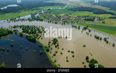 Vista aerea al di sopra del livello di acqua alta del confine fra Germania e Polonia fiume Oder in Ratzdorf, Germania, 26 maggio 2010. La fase di allarme è in procinto di essere incrementato per fase 4. Foto: PATRICK PLEUL Foto Stock