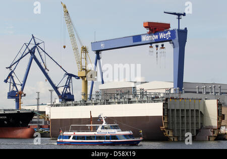 Una parte di una nave portacontainer si trova in un bacino a secco del Nordic cantieri cantiere in Warnemuende, Germania, 27 maggio 2010. Dopo l'approvazione del Nordic cantieri cantiere a Wismar, i membri del personale di Warnemuende anche approvato il concetto comune di un patto per l'occupazione della IG Metall ('unione industriale dei metalmeccanici) e Nordic proprietario Vitaly Yusufov con una grande maggioranza. Foto: BERND WUESTN Foto Stock