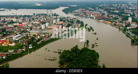 Vista aerea al di sopra del livello di acqua alta del confine fra Germania e Polonia fiume Oder a Slubice, Polonia (L) da Francoforte sull'Oder, Germania, 28 maggio 2010. Sin dal mattino del 28 maggio, l'acqua ha smesso di salire. Foto: PATRICK PLEUL Foto Stock