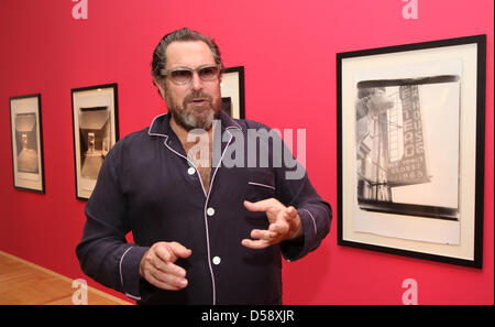 Noi artista Julian Schnabel durante una mostra di 100 della sua polaroid al-NRW Forum a Duesseldorf in Germania, 28 maggio 2010. La mostra "Julian Schnabel. Polaroid' presenta 100 foto scattate con un 1970s Polaroid di misurazione della fotocamera 50,8x60,96 cm. Foto: VAN EICK c3256 Foto Stock