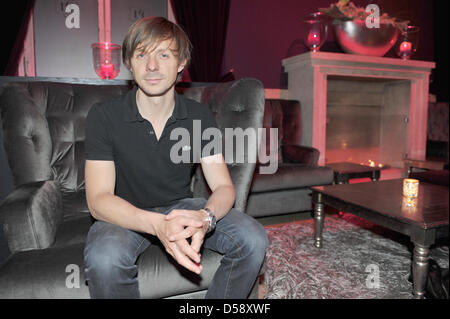 Casa francese-DJ Martin Solveig pone nella discoteca celebrità P1 a Monaco di Baviera, Germania, il 28 maggio 2010. Foto: Felix Hoerhager Foto Stock