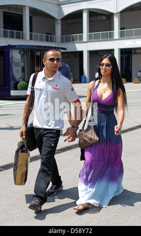 Driver britannico Lewis Hamilton della McLaren Mercedes e il suo partner Nicole Scherzinger, cantante di US-Band Pussycat Dolls, arrivare alla parata dei piloti in vista del Gran Premio di Formula Uno della Turchia a Istanbul, Germania, 30 maggio 2010. Foto: Jan Woitas Foto Stock