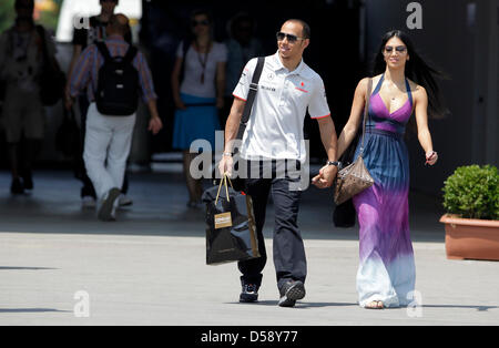 Driver britannico Lewis Hamilton della McLaren Mercedes e il suo partner Nicole Scherzinger, cantante di US-Band Pussycat Dolls, arrivare alla parata dei piloti in vista del Gran Premio di Formula Uno della Turchia a Istanbul, Germania, 30 maggio 2010. Foto: Jan Woitas Foto Stock