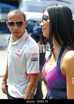 Driver britannico Lewis Hamilton della McLaren Mercedes e il suo partner Nicole Scherzinger, cantante di US-Band Pussycat Dolls, arrivare alla parata dei piloti in vista del Gran Premio di Formula Uno della Turchia a Istanbul, Germania, 30 maggio 2010. Foto: Jan Woitas Foto Stock